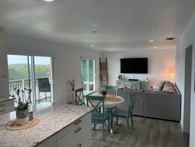 Building Photo - 8815 Bay Pointe Dr