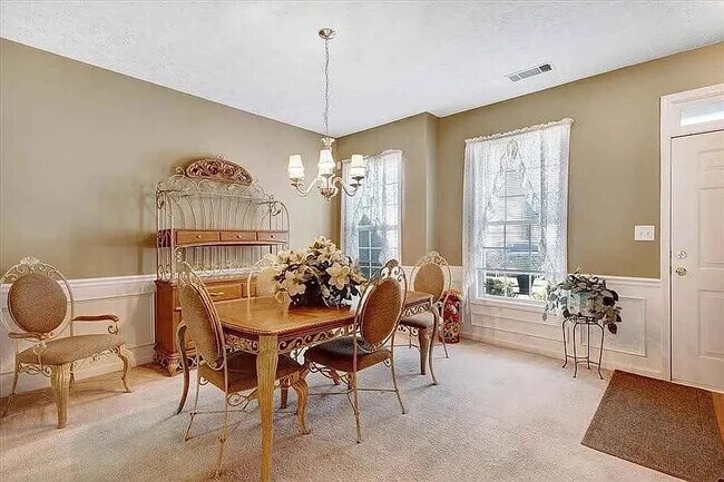 Foto del edificio - Room in Townhome on Kentmere Dr