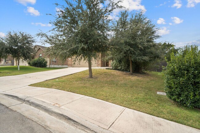 Foto del edificio - Charming Home Awaits: Spacious & Modern Li...