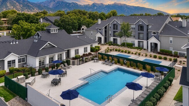 RESORT STYLE POOL | PRESTON HOLLOW - Preston Hollow