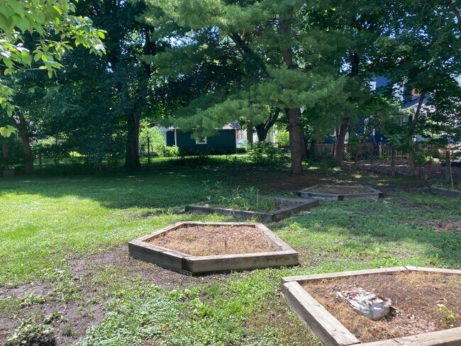 Foto del edificio - 825 Wilson Ave