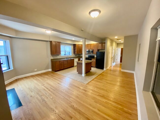 Building Photo - 1140 E Marquette Rd