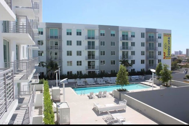 Foto del edificio - 2 br, 2 bath  - 728 NW 2nd St