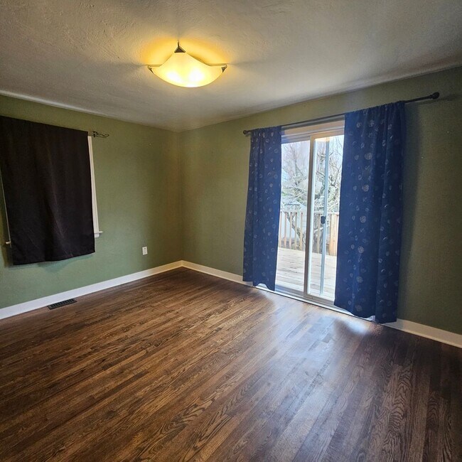 Foto del edificio - Updated 3-Bedroom Home with Large Deck & Storage