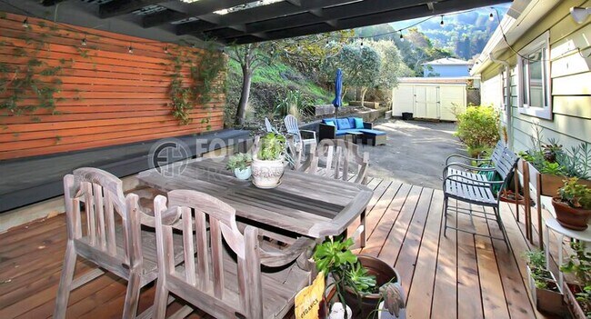 Building Photo - 122 Du Bois St