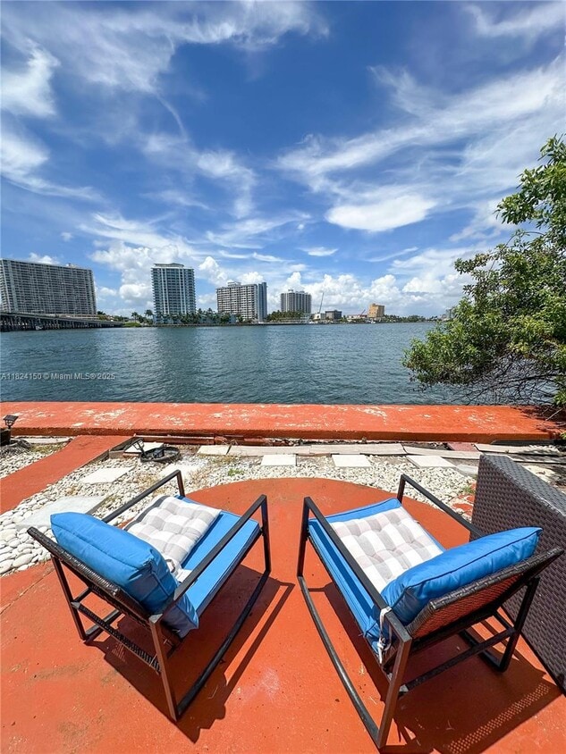 Primary Photo - 2140 Bay Dr