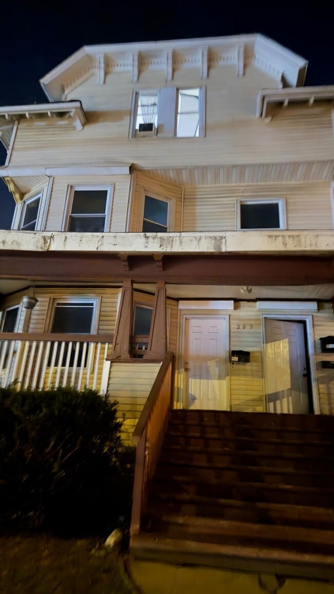 Building Photo - 203 Cooke St