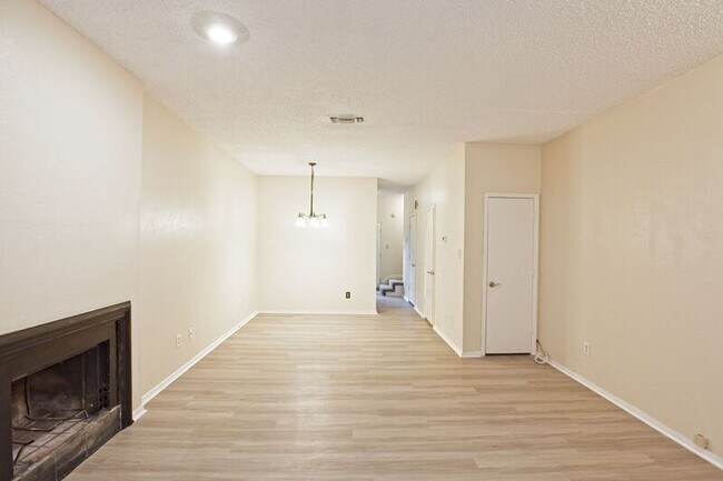 Foto del edificio - 5000 Cedar Springs Rd
