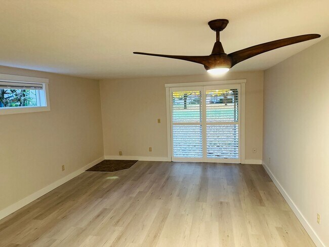 Foto del edificio - Charming Updated & Spacious Condo in a Pea...