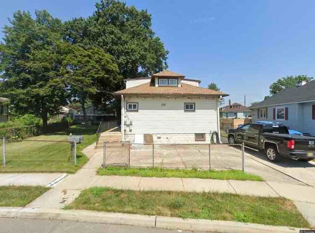 Building Photo - 115 Barnaby Ave