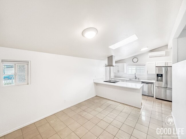 Foto del edificio - Beautiful 3B/2BA W/ Attached Garage and Up...