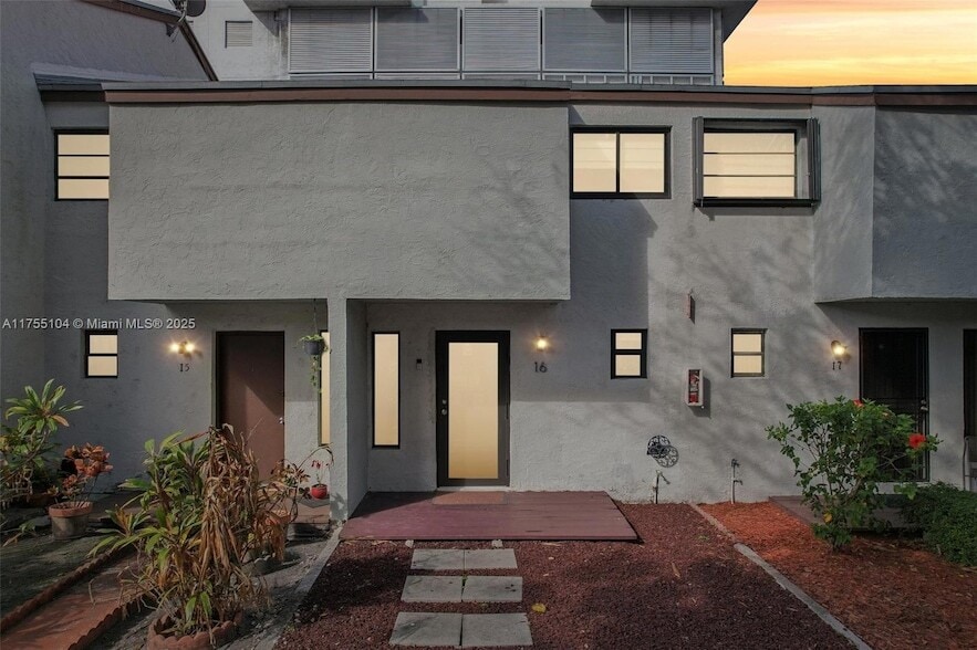 Photo - 1901 NW S River Dr