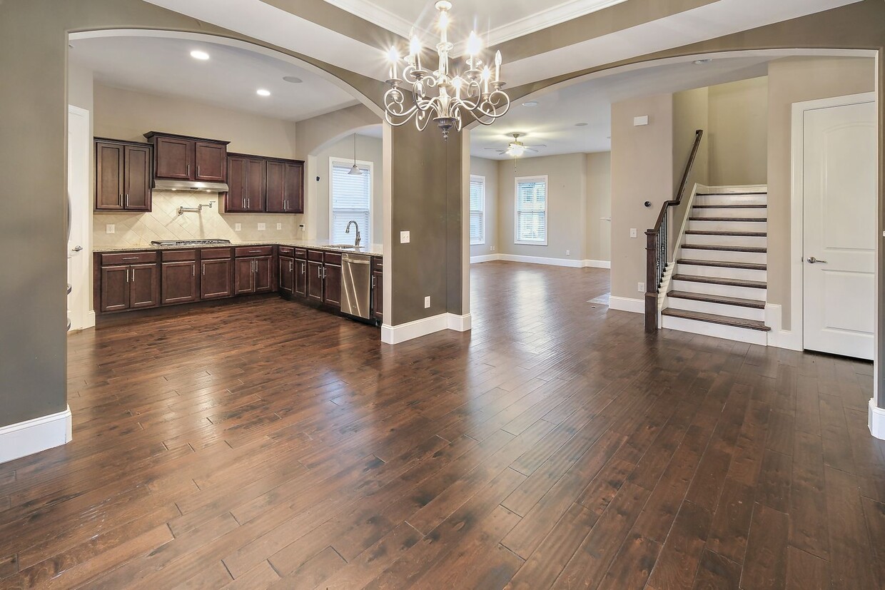 Primary Photo - Beautiful 4 Bed, 3 Bath w/ Bonus Room Loca...