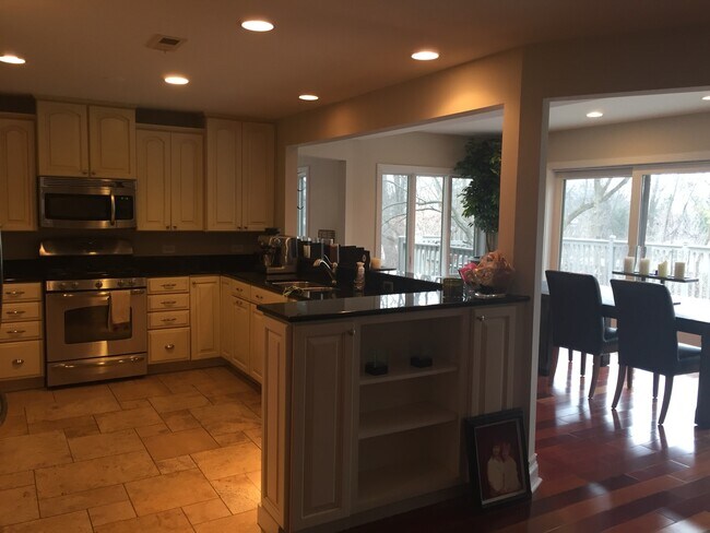 Building Photo - 2 Stone Ridge Dr