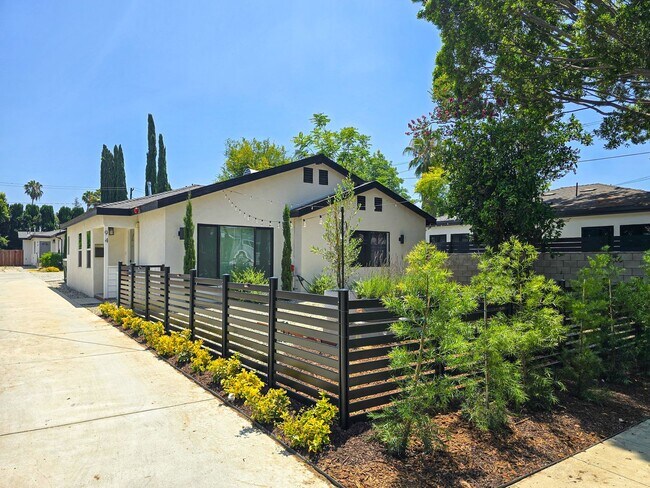 Foto del edificio - Newly Renovated 4BR Units in Lamanda Park!
