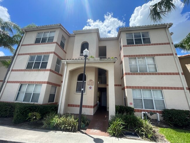 Foto del edificio - 3330 Pinewalk Dr N