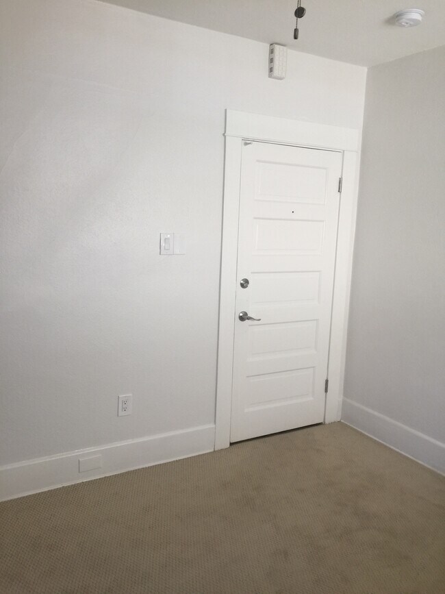 Building Photo - 484 S Los Robles Ave
