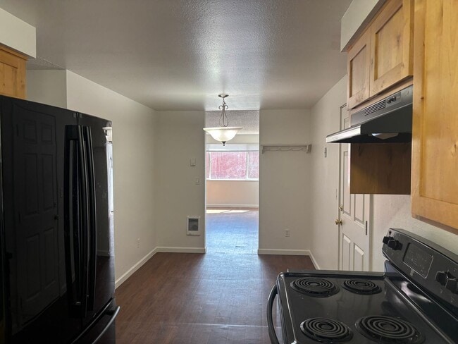 Building Photo - Three-Bedroom home with large backyard