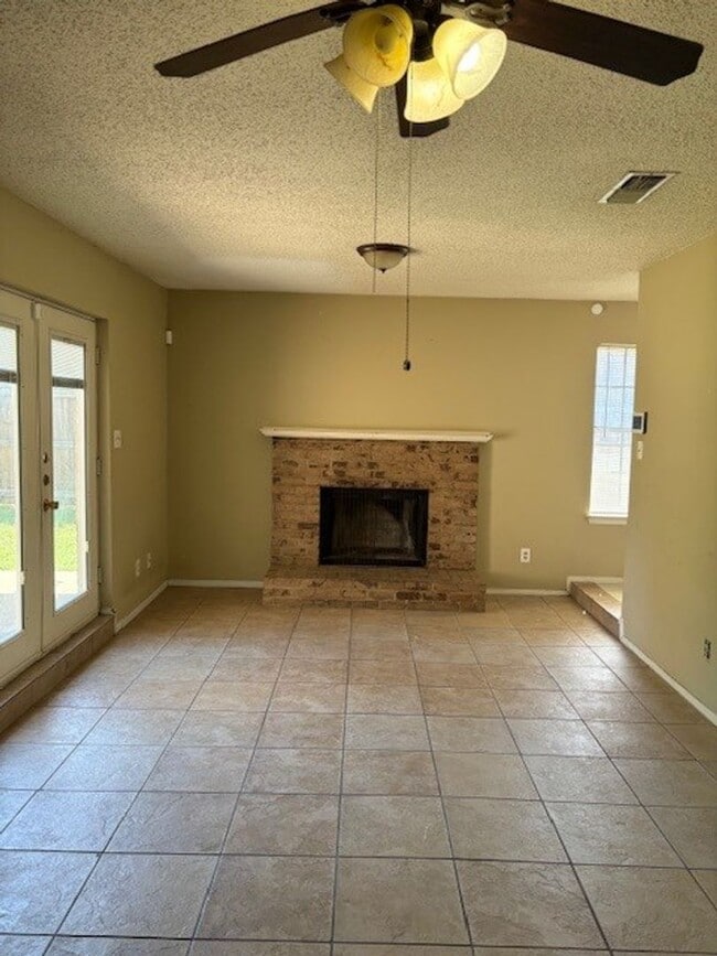 Building Photo - 3 Bedroom Duplex!