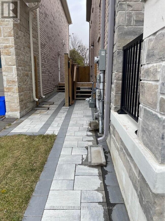 Building Photo - 339 Fleetwood Dr