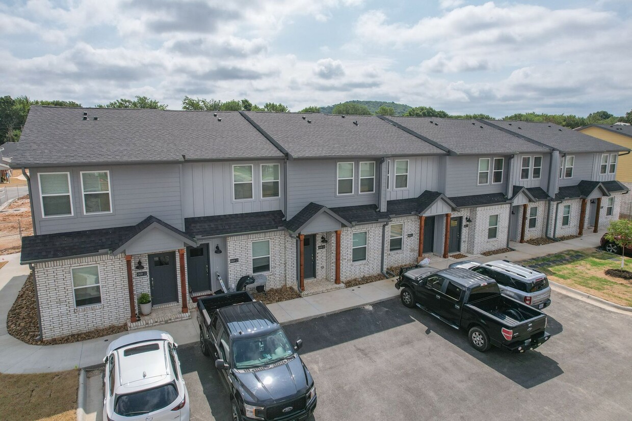 Foto principal - 2 bedroom 2.5 bath home