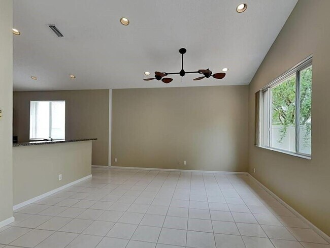 Foto del edificio - 4095 NW 79th Ave