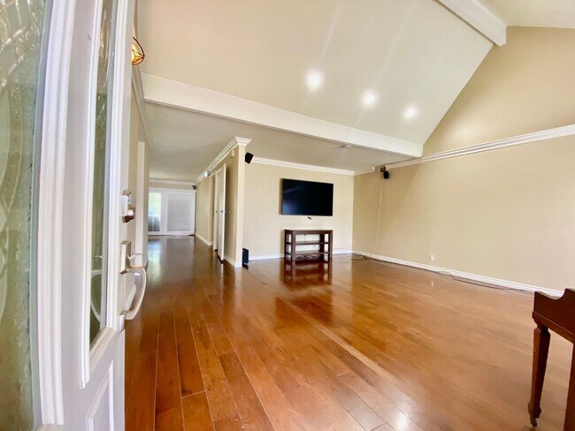 Foto del edificio - Stunning and Spacious 6b/3b bath home in S...