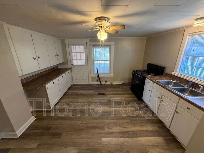 Foto del edificio - 2066 Tyson Loop Rd