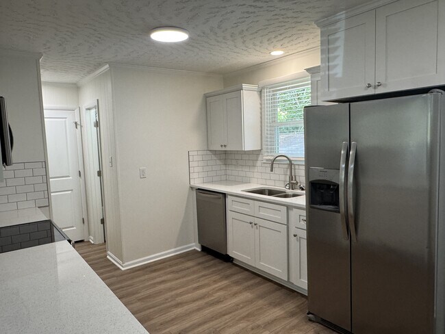 Building Photo - 208 Regalwood Dr