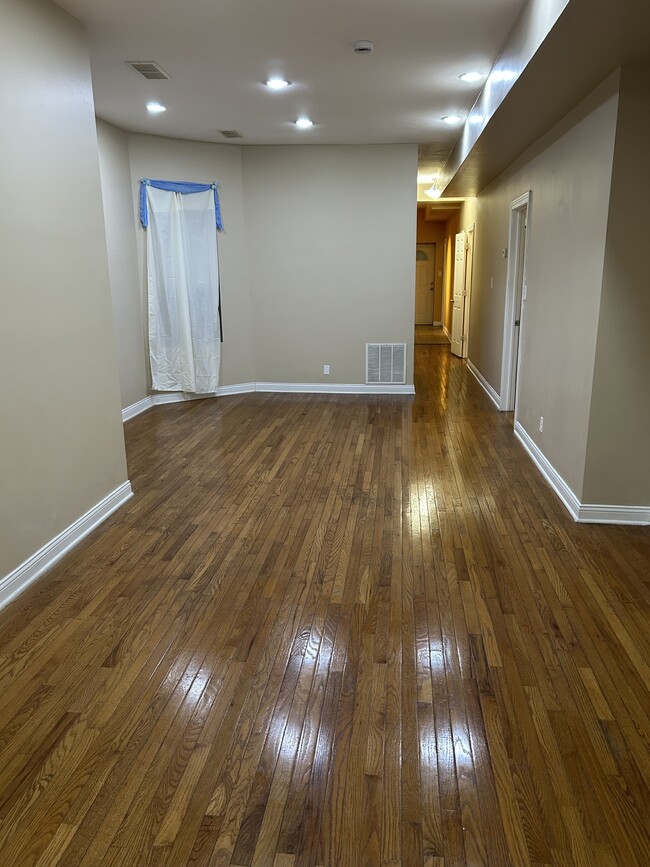 Building Photo - 6630 S Ingleside Ave