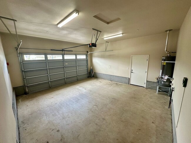 Building Photo - Modern 3 Bed, 2 Bath Home with Vaulted Cei...