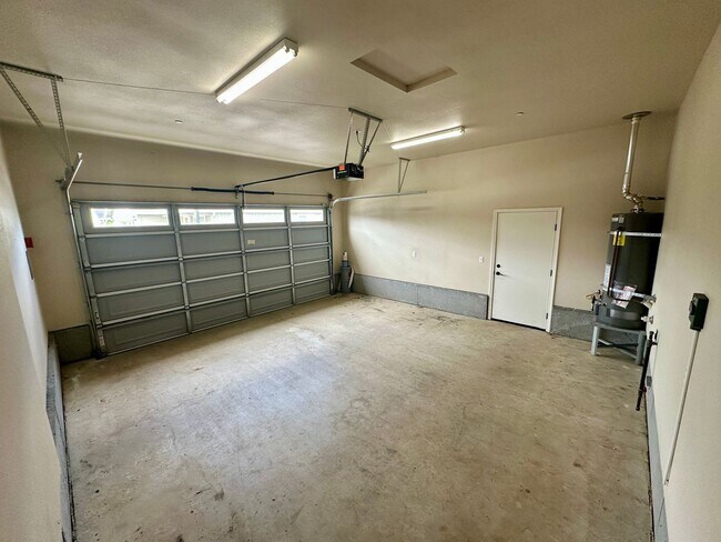Foto del edificio - Modern 3 Bed, 2 Bath Home with Vaulted Cei...