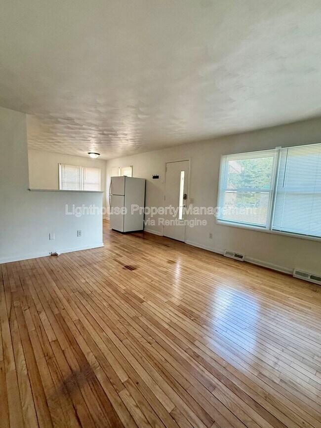Foto del edificio - 2108 Woodbine Ave