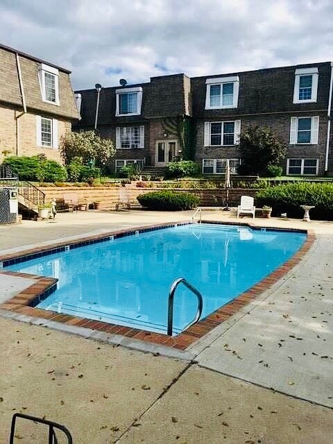 Foto del edificio - 1120 E 6th St apt 3