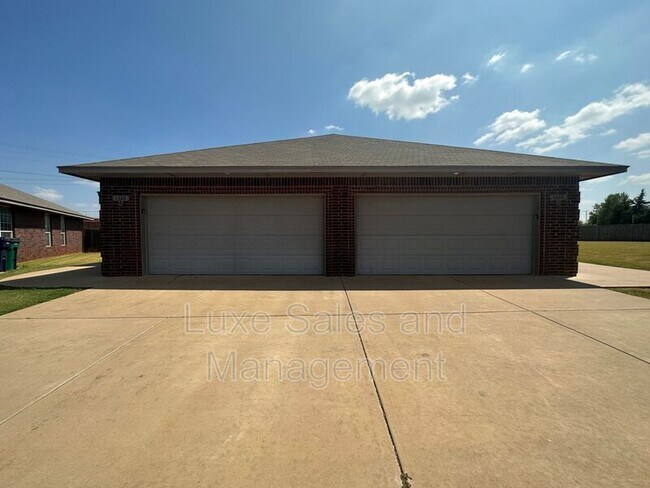 Building Photo - 1320 Garden Gate Dr