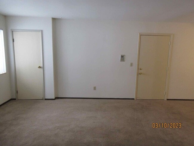 Building Photo - Available Mid-Late September 2025 Remodele...