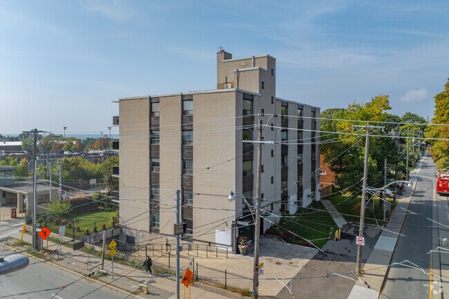 Photo du bâtiment - 1 Springhurst Ave