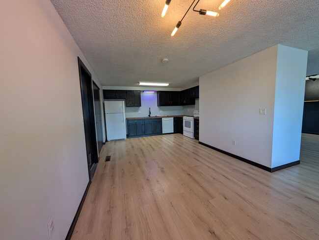 Building Photo - 3 Bed/2 Bath Home