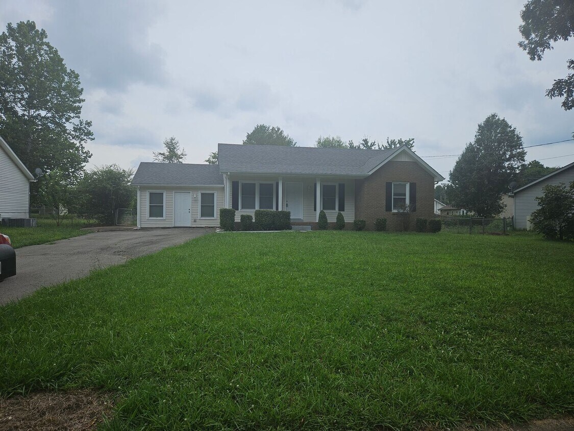 Building Photo - 220 Bob White Dr
