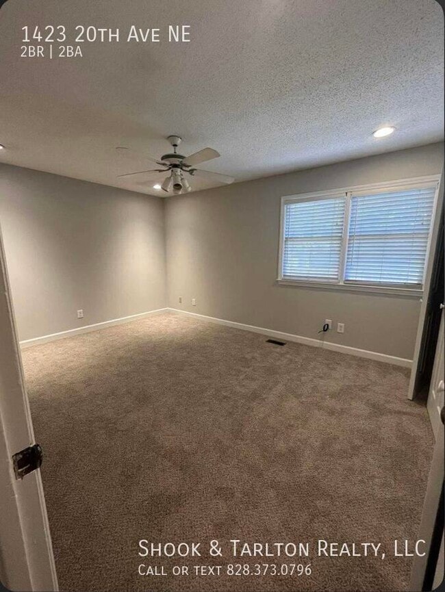 Building Photo - 1423 20th Ave NE