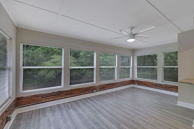 Foto del edificio - "Stunning 5-Bed, 3-Bath Haven with Sunroom...