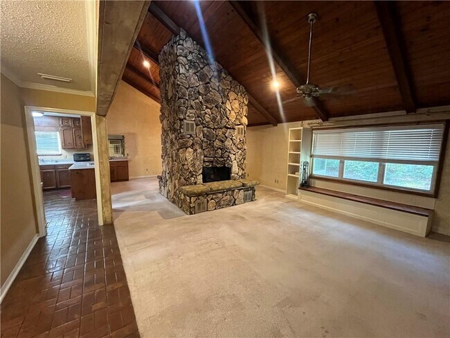 Building Photo - 105 Avon Cir E