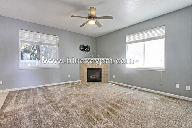 Foto del edificio - 3 Bed, 2.5 Bath Townhome Near Orchards Fre...