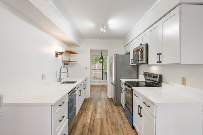Foto del edificio - 3-Bedroom Townhouse in the Heart of Cary