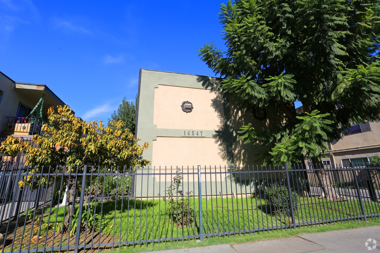 Primary Photo - 14547 Saticoy St