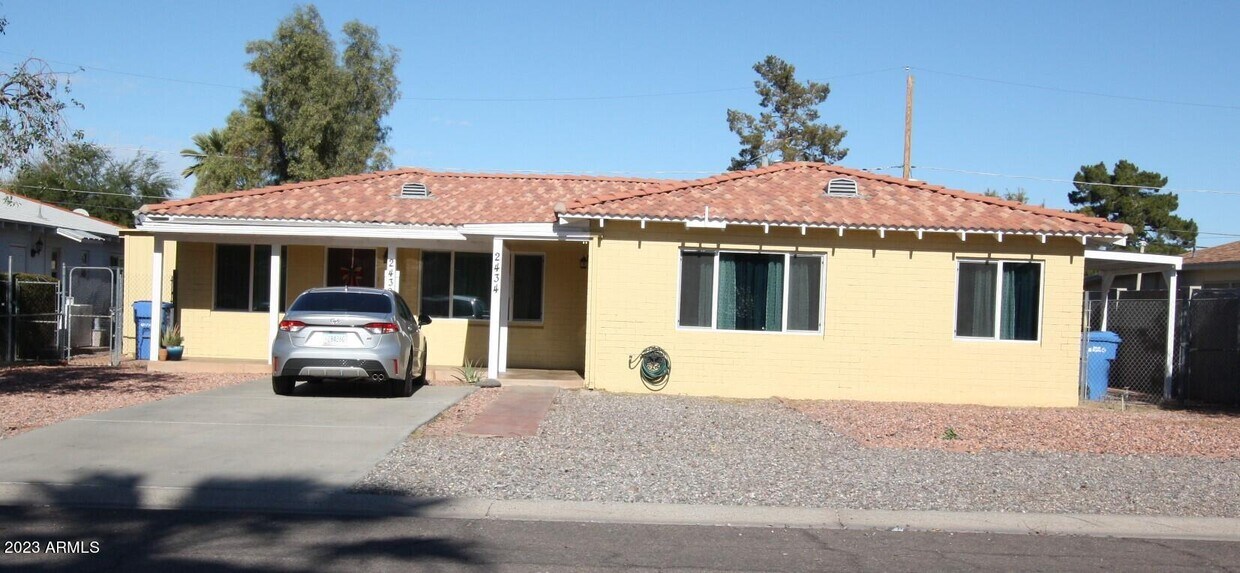 Primary Photo - 2434 E Clarendon Ave