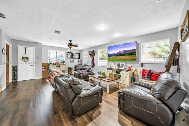 Foto del edificio - 875 E 29th St