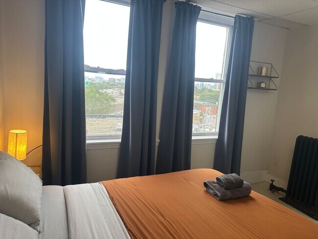 Foto del edificio - Huge 5 Bed in Allston – 2,000 Sq Ft – High Ceilings, Exposed Brick – 9/1