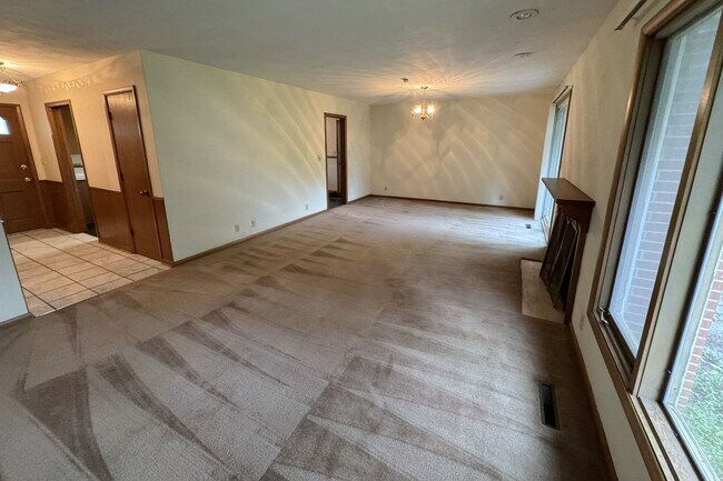 Building Photo - Large 3 Bedroom Home in North Ames just of...