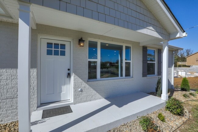 Building Photo - **STUNNING RENOVATION A MUST SEE**